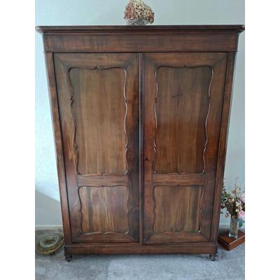 Antieke kast. Massief hout