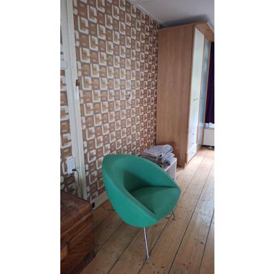 2 deurs witte kledingkast en kledingkast met glazen deur