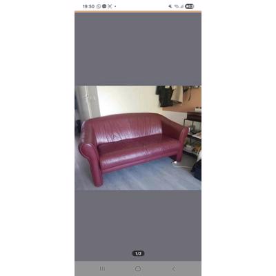 Rode bank met beschadigingen