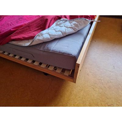 Bed 1,40 x 2,00 m met matras en beddengoed