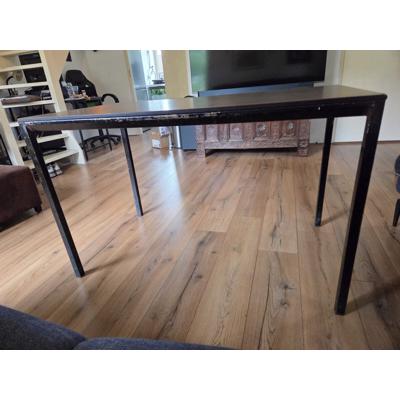 Stevige (werk/hobby/eet)tafel met oppervlakkige beschadigingen
