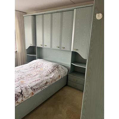mooi groen  twijfelaarbed met kasten