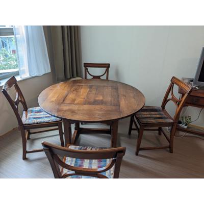 Eettafel inclusief 4 bijbehorende stoelen