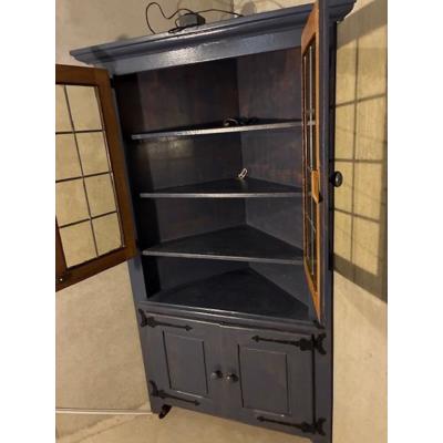 Groene hoekkast met glazendeurtjes