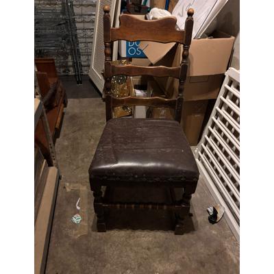 Antiek houten stoel met lederen zitvlak