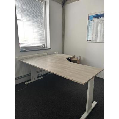Ruim hoek bureau