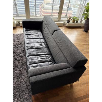 Te koop een moderne bank 