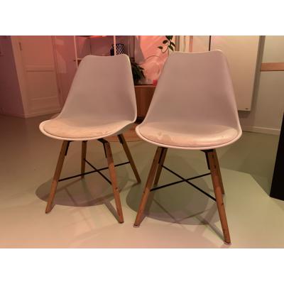 Twee eetkamerstoelen