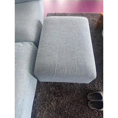 light blauwe bank en voetrust