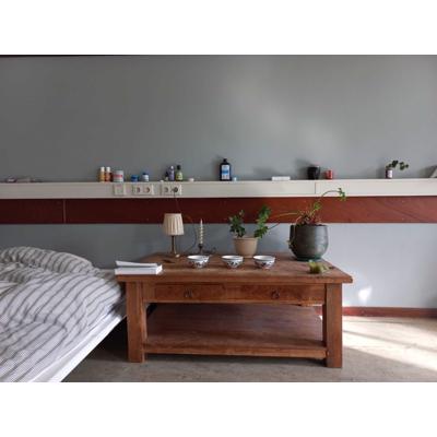 Robuuste, oude houten lage tafel met lades