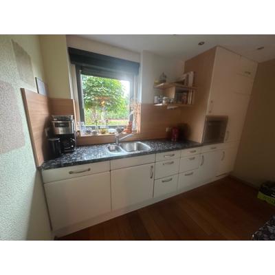 Volledig keukenblok met inbouwapparatuur