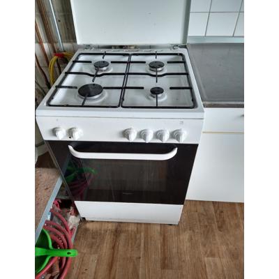 Gasfornuis met elektrische oven. Knoppen kunnen af en toe los springen en bovenwarmte oven is stuk.