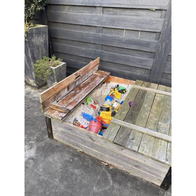 Zandbak met twee bankjes