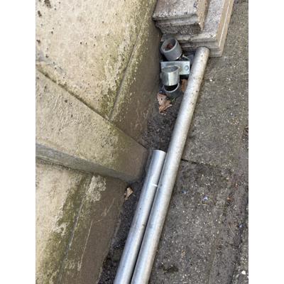Betonnen stootbanden & aluminium paal voor bevestiging schommel