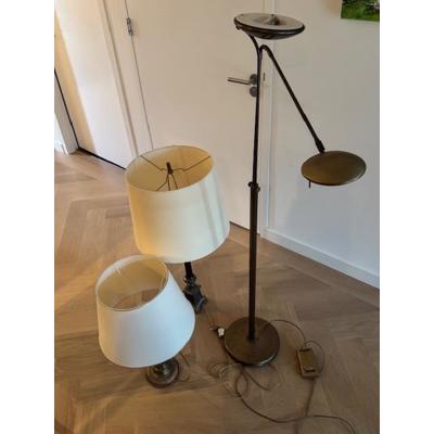 2 klassieke lampen met kap, tafelmodel. 1 staande lamp