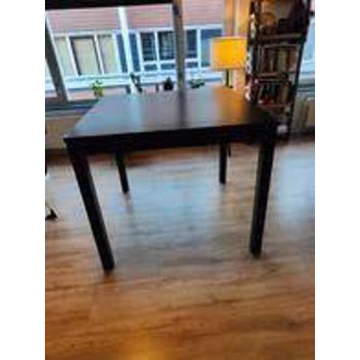 2 hoge tafels & 6 inklapbare barkrukken (Ikea) met verfspatten