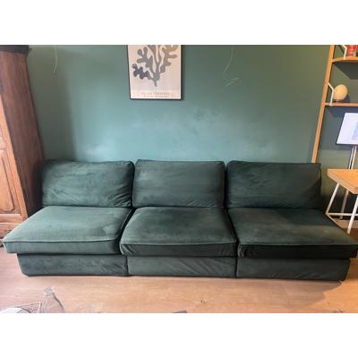 Groene fluwelen bank in Amsterdam 