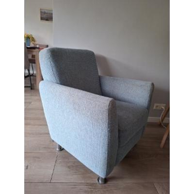 Twee stoelen, zitten goed, wel wat verkleurd