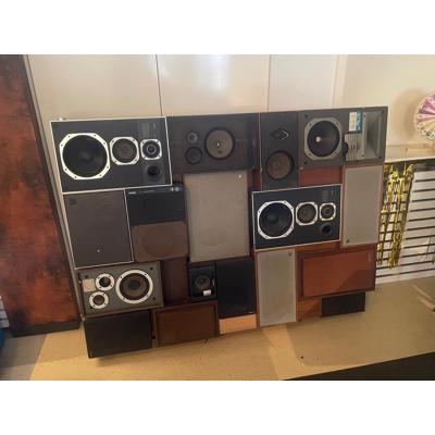 Wand van muziekboxen