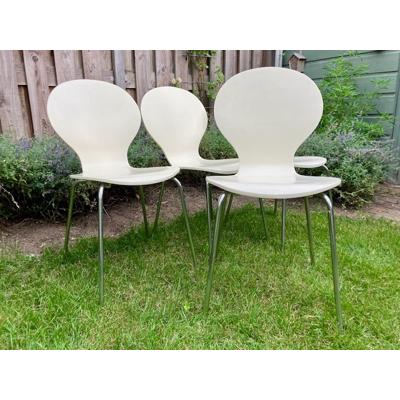 Vier witte, lichte stoelen voor binnen