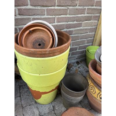 Diverse buiten potten enkele met beschadiging maar goed te gebruiken 
