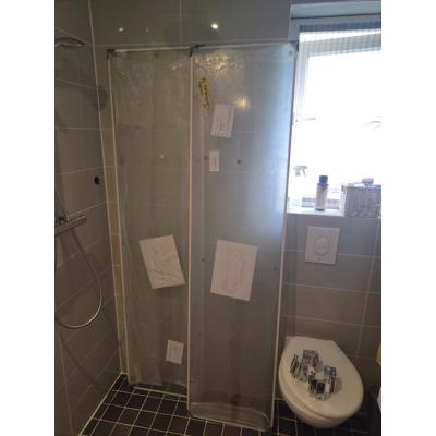 Inklapbare glazen douche/badwand