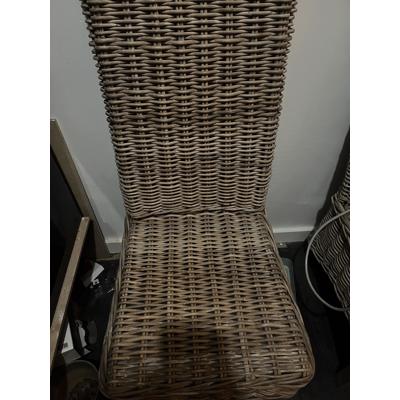 4 rieten stoelen en 1 bureau stoel