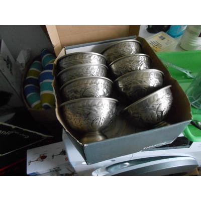 Aangeboden een stel metalen kommetjes 