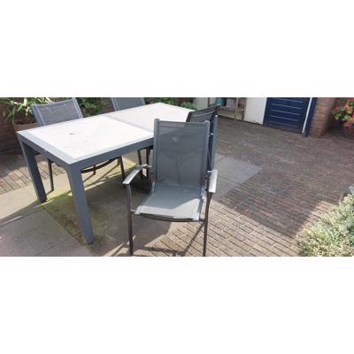 Een terrastafel met 4 stoelen