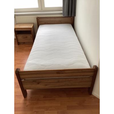 Bed en nachtkastje 