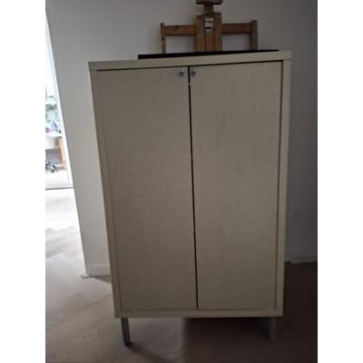 Handig kastje, veel opbergruimte 