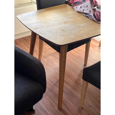 Tafel met drie stoelen 