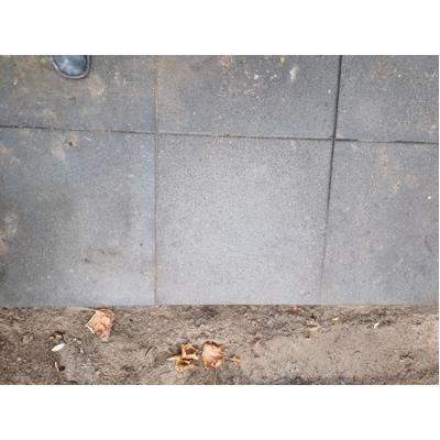 Gratis af te halen betontegels 50x50. zelf uit de tuin halen.