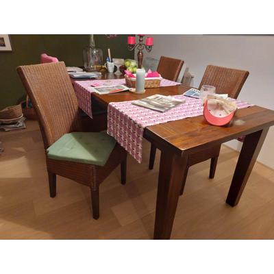 eettafel en vier stoelen aangeboden