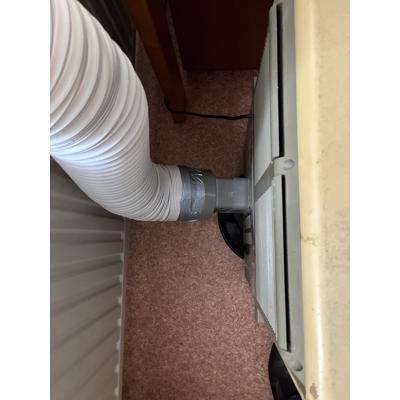 Wie wil hem hebben? Een oude, vrijstaande airconditioner, werkt nog goed