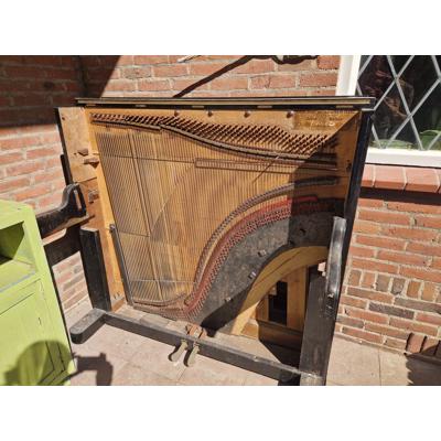 Piano, alleen de klankkast en deel van de ombouw