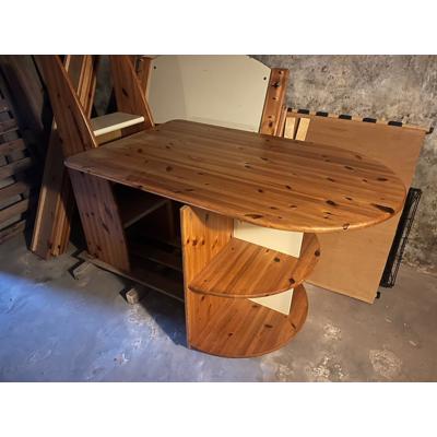 gratis eenspersoonsbed, halfhoogslaper, met trapje, extra (klein) bureautje en het matras (wel gebruikt).