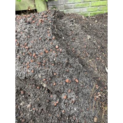 Ophooggrond met enkele kleikorrels