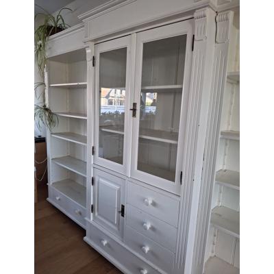 3 delig witte boeken/ vitrine kast, 3m x2m