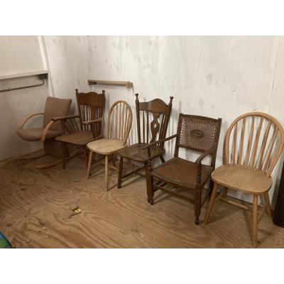 12 verschillende houten stoelen