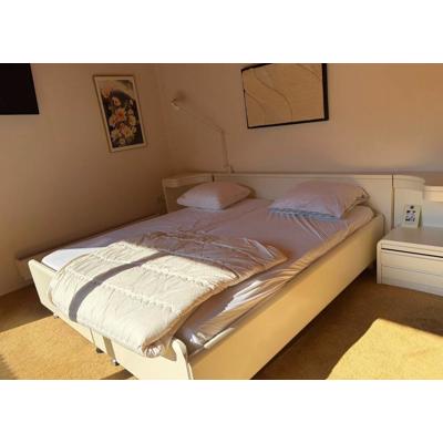 2PERSOONS BED(OMBOUW) MET VERSTELBARE LATTENBODEMS