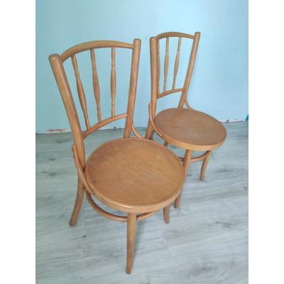 Twee houten stoelen