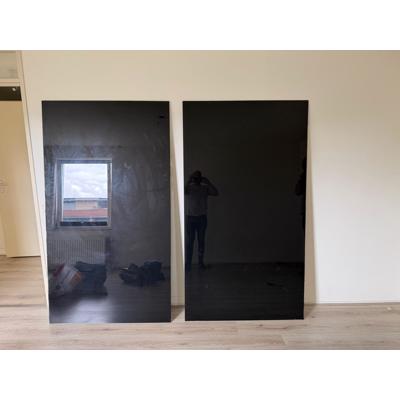 2 zwarte glazen platen