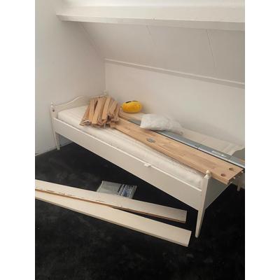Twee ledikanten met matrassen en een boxspring