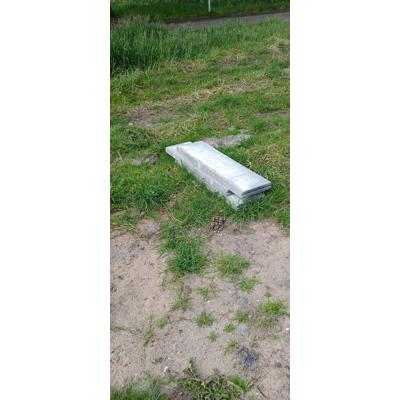 Beton tegels en stoeprand 