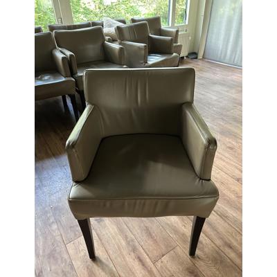 Partij van 38 dezelfde stoelen 