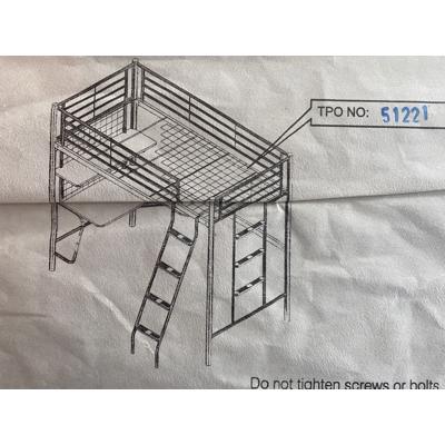 Leuk stapelbed met bureau.