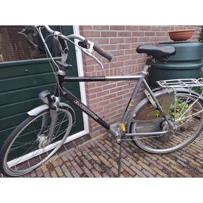 Herenfiets, kan nog lang mee, wel een lekke voorband. Gratis af te halen