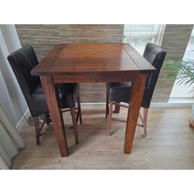 Houten bartafel en twee barkrukken