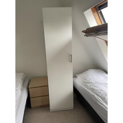 Witte kledingkast – smal model (2 stuks beschikbaar)